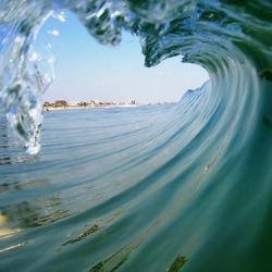 Olas y mareas fuente de energía eléctrica